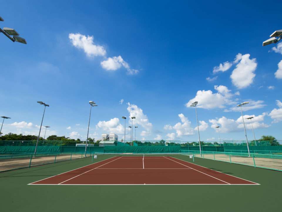 Rénovation d'un court de tennis en extérieur