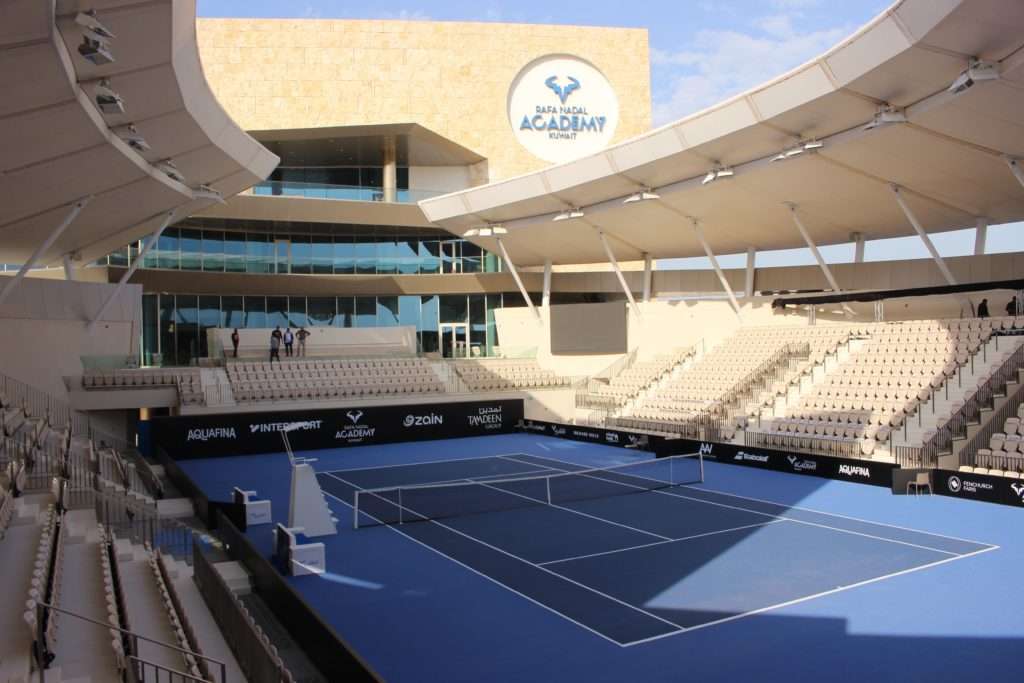 Stade extérieur de la Rafael Nadal Academy au Koweït par écoplas, spécialiste du revêtement pour sols sportifs