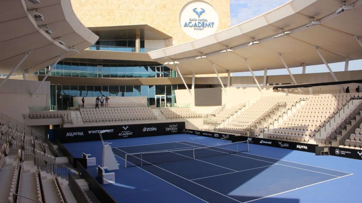 Stade extérieur de la Rafael Nadal Academy au Koweït par écoplas, spécialiste du revêtement pour sols sportifs