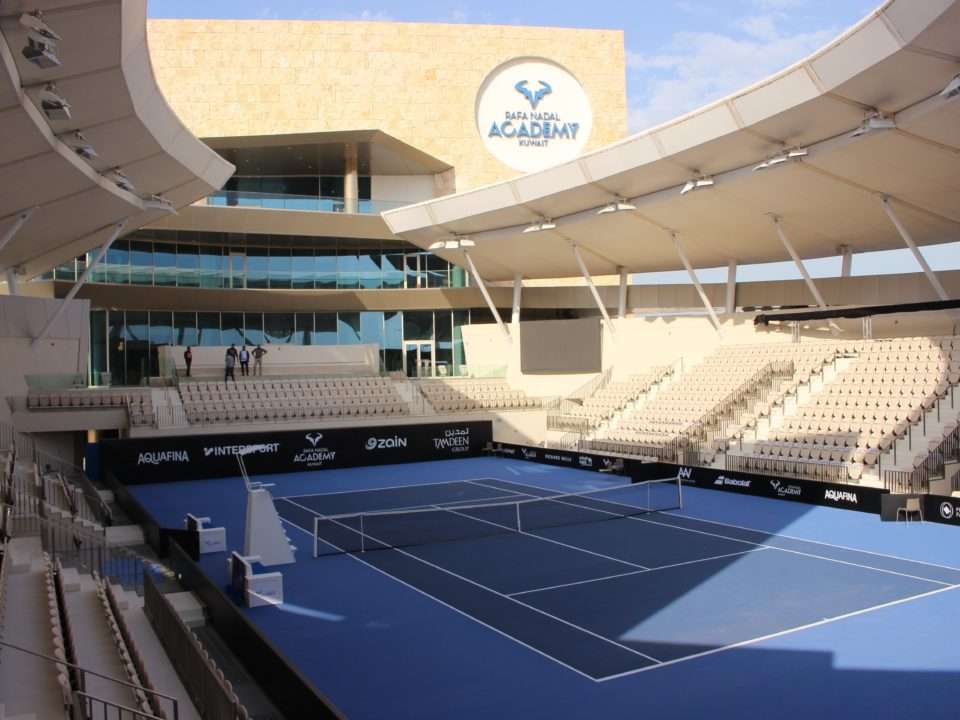 Stade extérieur de la Rafael Nadal Academy au Koweït par écoplas, spécialiste du revêtement pour sols sportifs