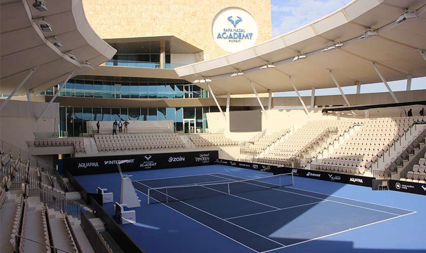 Stade extérieur de la Rafael Nadal Academy au Koweït par écoplas, spécialiste du revêtement pour sols sportifs